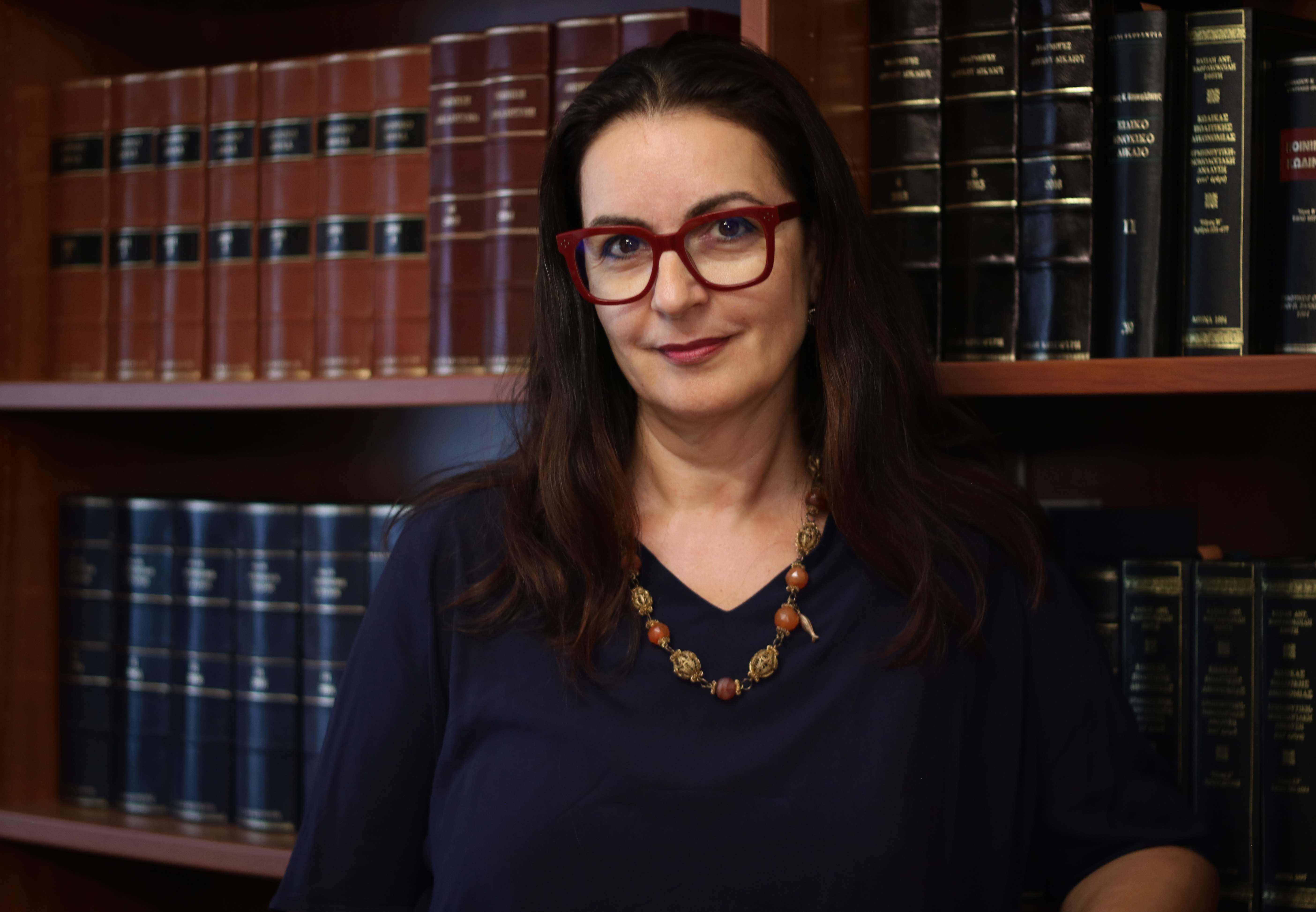 Φωτογραφία της δικηγόρου Καλλιόπης (Κάλλης) Κουγιούρη στο γραφείο της